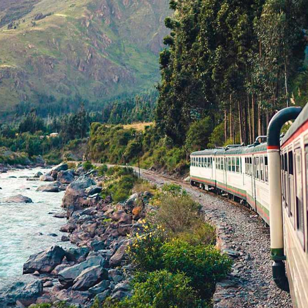 Tren rumbo a Machu Picchu atravesando los paisajes andinos de Cusco, Perú
