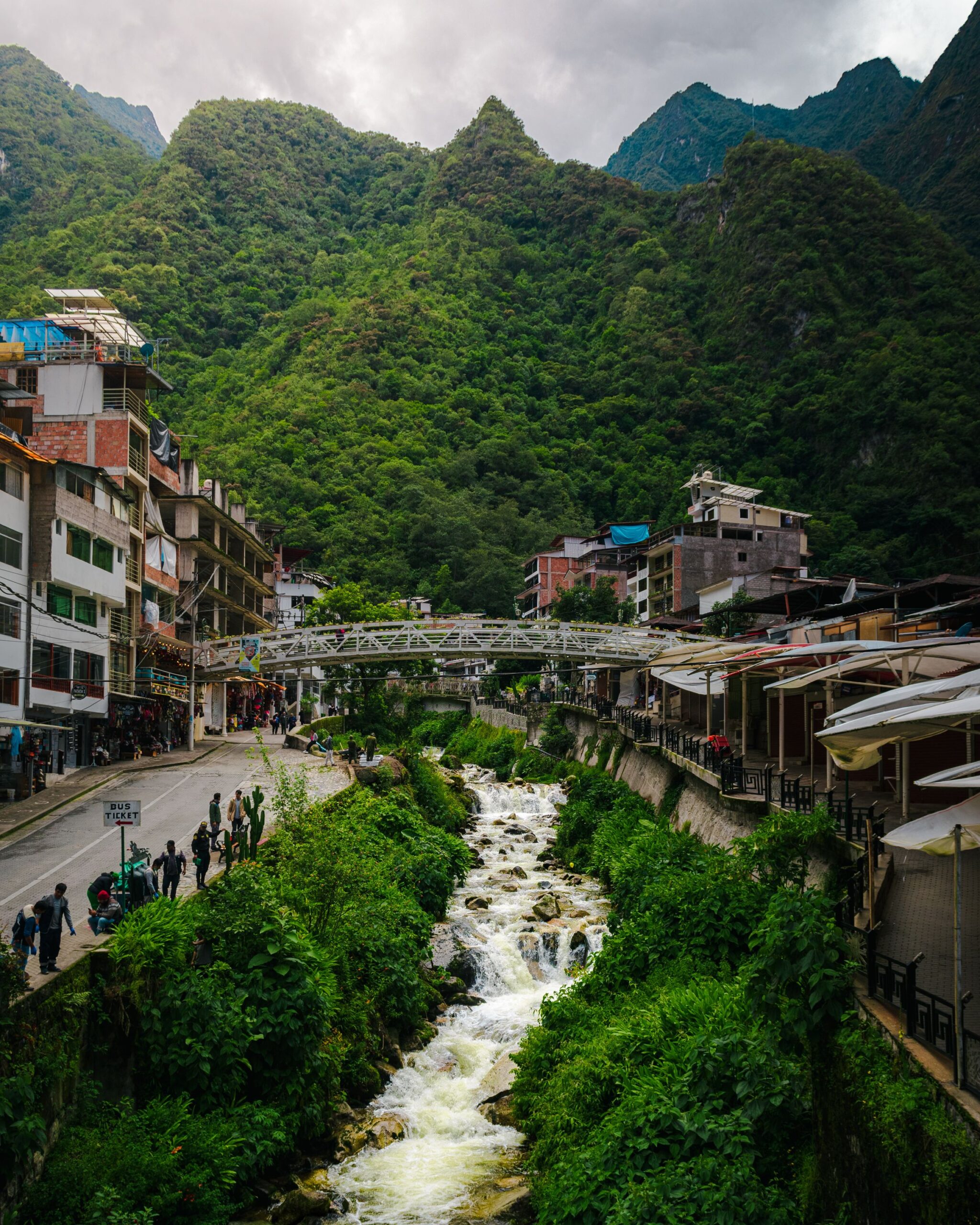 Pueblo de Aguas Calientes Machupicchu rodeado de montañas, punto de llegada del tren antes de subir a Machu Picchu