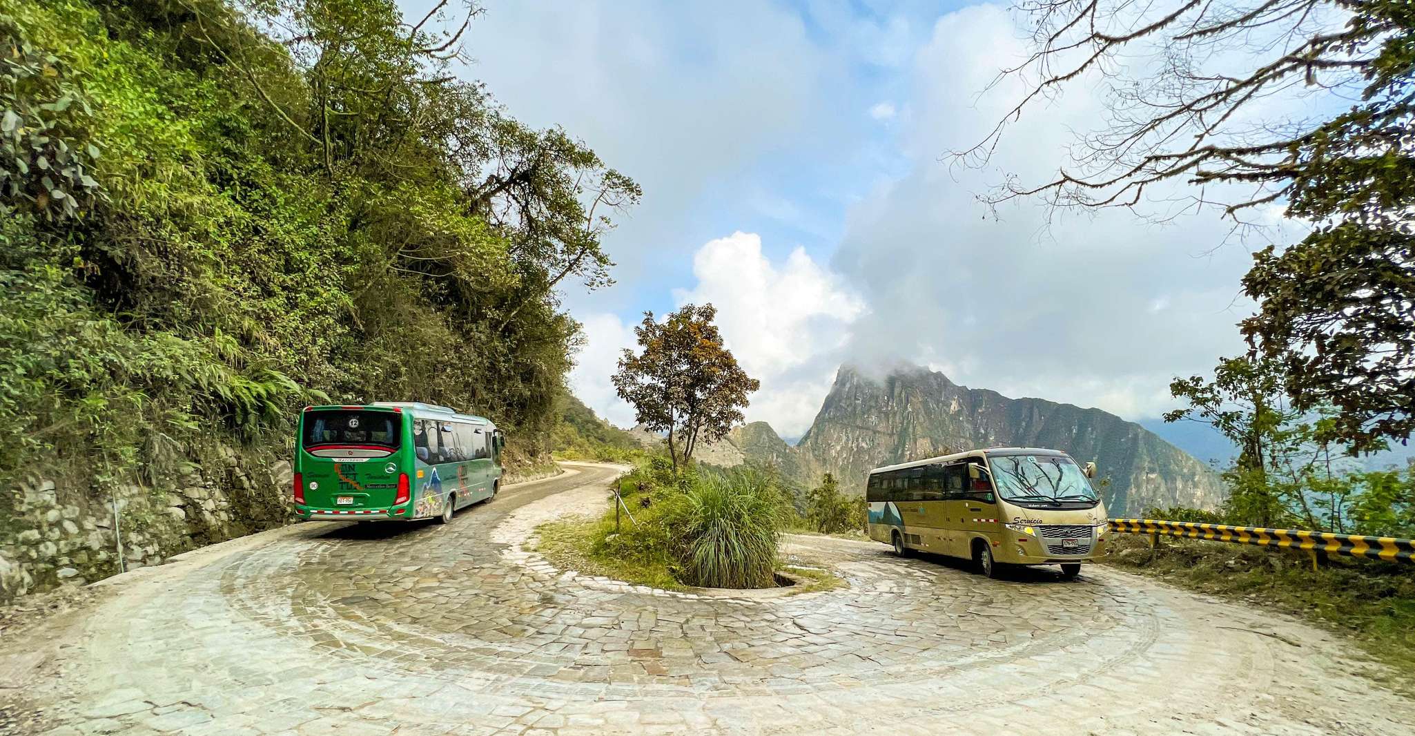 Bus oficial subiendo desde Aguas Calientes hasta la entrada de Machu Picchu por la carretera de montaña