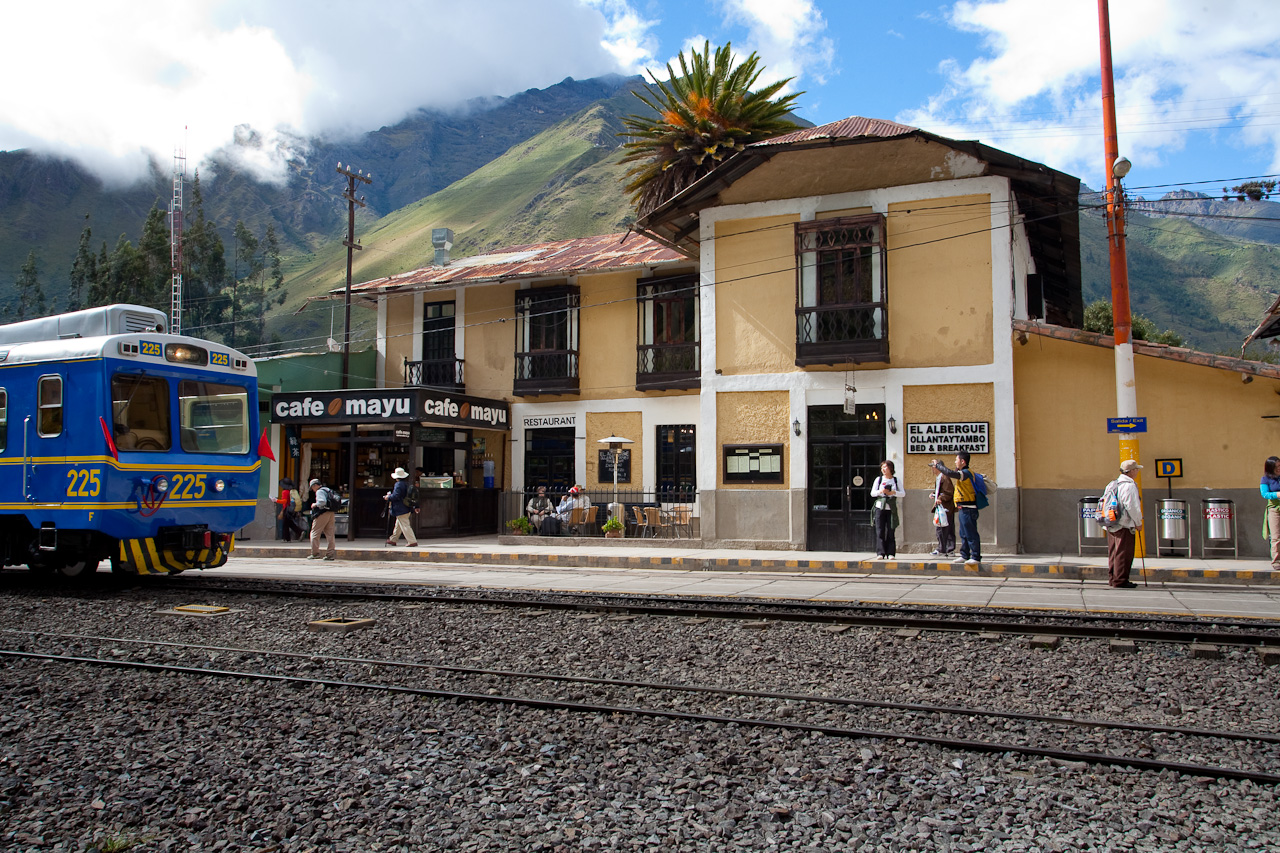Estación de tren de Ollantaytambo en el Valle Sagrado de los Incas, punto de partida hacia Aguas Calientes y Machu Picchu